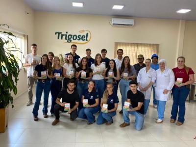 Acadêmicos da UFFS realizam visita técnica no Moinho Coprossel, em Laranjeiras do Sul